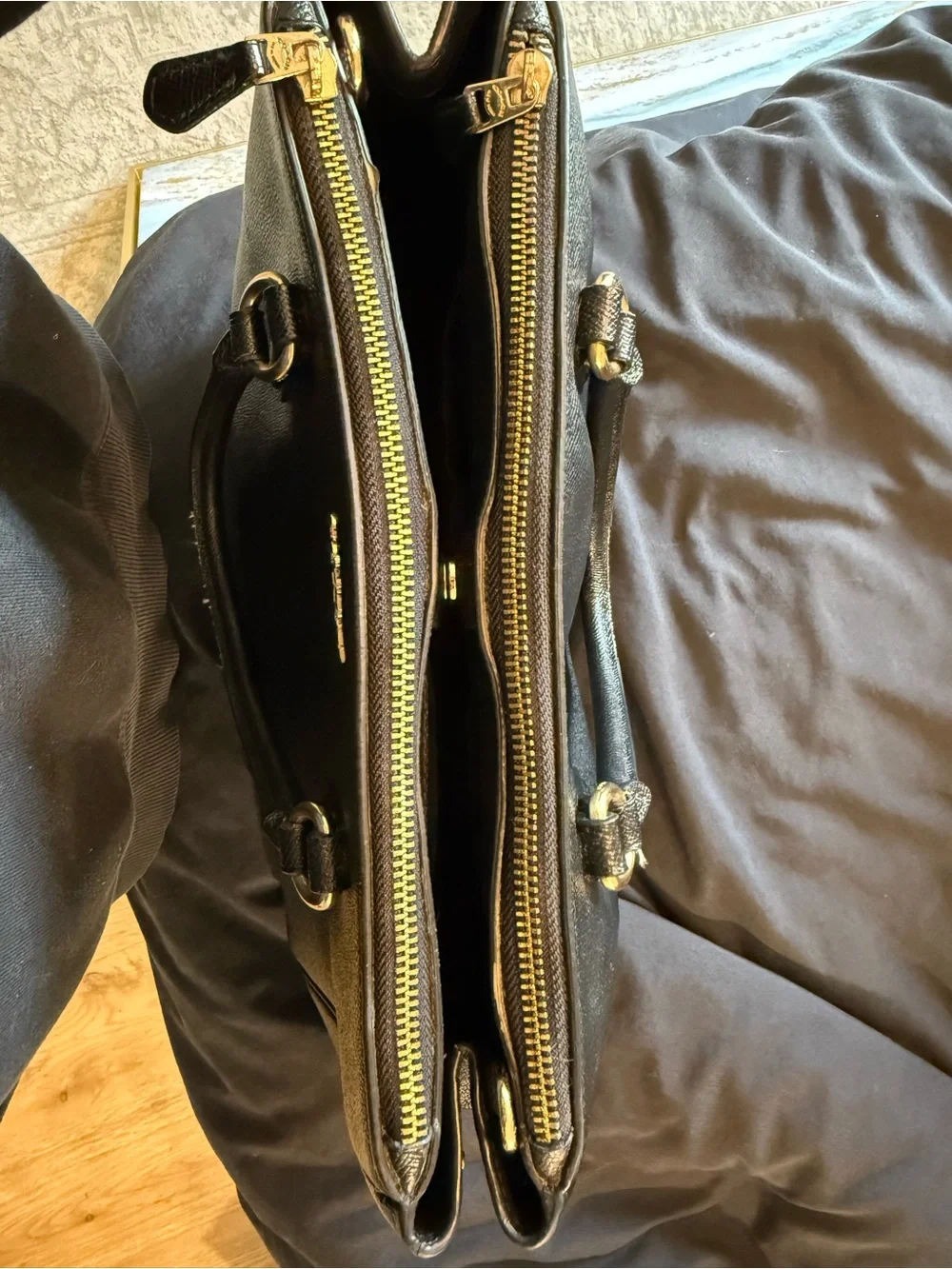 Coach leather •slight gold